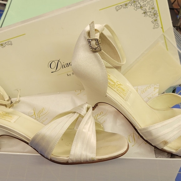 Diane Lynn by Saugus Shoe White Silk 7B - Picture 1 of 10